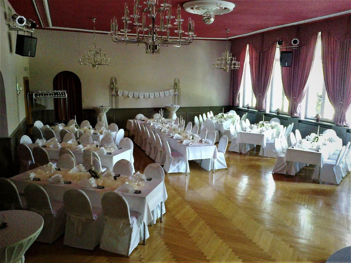 Hotel Weisse Taube Döbeln Esterno foto